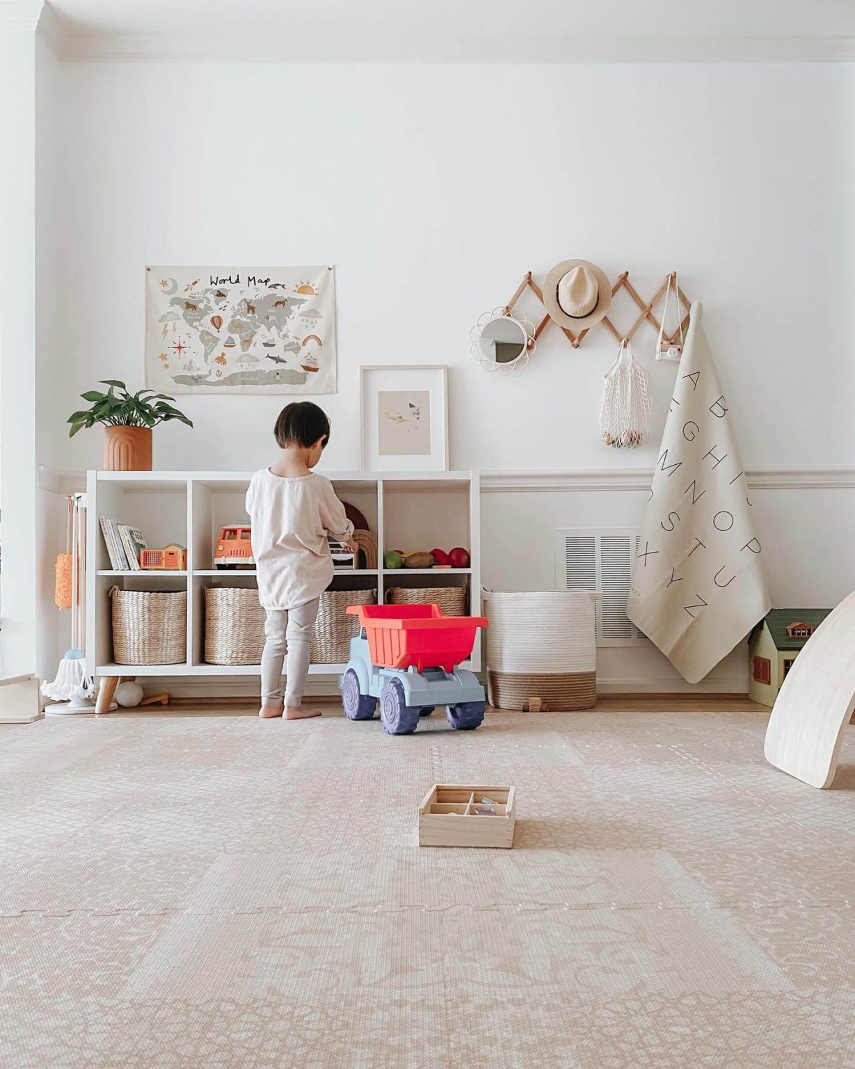 17 Minimalist Montessori Playroom Ideas for an Engaging & Organized ...